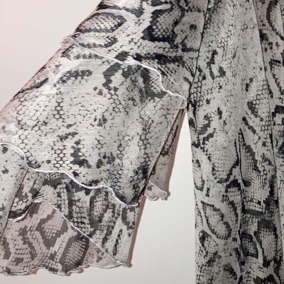 Hot in Hollywood off the shoulder blouse - Picture 6 of 11